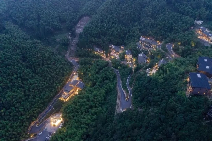裸心堡采用了輕質(zhì)結(jié)構(gòu)、符合山地的吊腳樓結(jié)構(gòu)